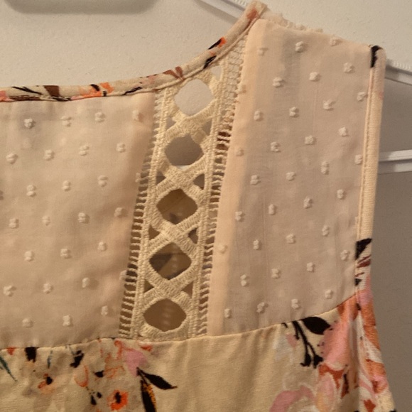 NWOT Lace Crochet Detail
Flower summer Knit Top - Picture 8 of 8